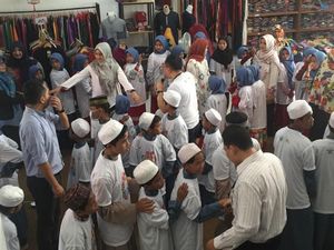 Bank Mandiri Syariah Ajak Anak Yatim Belanja Lebaran