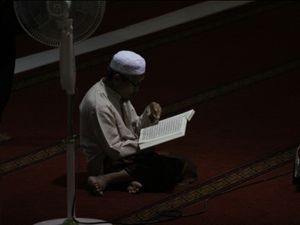 Bulan Suci bersama kitab suci