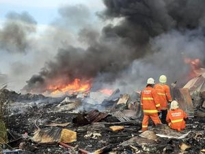 Gudang Rongsokan di Surabaya Terbakar, Sebuah Pikap Juga Ikut Hangus Gudang Rongsokan di Surabaya Terbakar, Sebuah Pikap Juga Ikut Hangus
