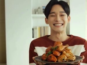 Berkunjung ke Indonesia, Ini Pose Chen EXO yang Doyan Udon dan Ayam Goreng