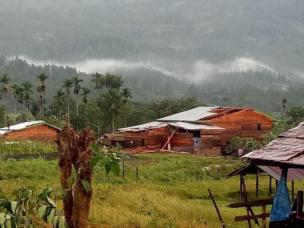 8 Rumah di Aceh Hancur Diterjang Puting Beliung 8 Rumah di Aceh Hancur Diterjang Puting Beliung