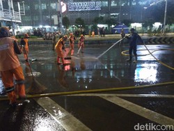 Malam-malam, Petugas PPSU dan Damkar Kembali Bersihkan Jalan Depan Bawaslu