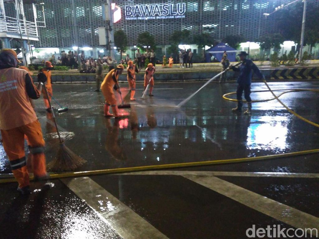 Malam-malam, Petugas PPSU dan Damkar Kembali Bersihkan Jalan Depan Bawaslu Malam-malam, Petugas PPSU dan Damkar Kembali Bersihkan Jalan Depan Bawaslu