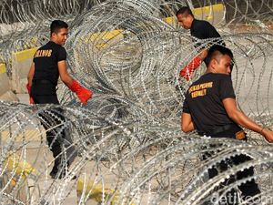 Kawat Berduri Ditarik, Jalan MH Thamrin Mulai Dibuka Sore Ini