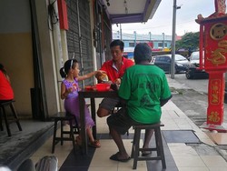 Foto Viral Ayah dan Anak Ajak Makan Gelandangan Ini Menghangatkan Hati