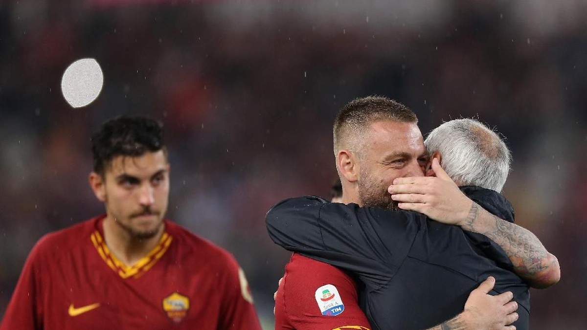 Claudio Ranieri dan Daniel De Rossi berpelukan di akhir laga AS Roma kontra Parma (Paolo Bruno/Getty Images)