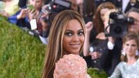 Peach Pose, Gaya Andalan Kylie Jenner hingga J.Lo Agar Terkesan Lebih Curvy
