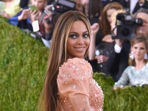 Peach Pose, Gaya Andalan Kylie Jenner hingga J.Lo Agar Terkesan Lebih Curvy