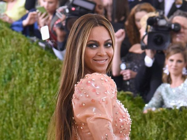 Peach Pose, Gaya Andalan Kylie Jenner hingga J.Lo Agar Terkesan Lebih Curvy