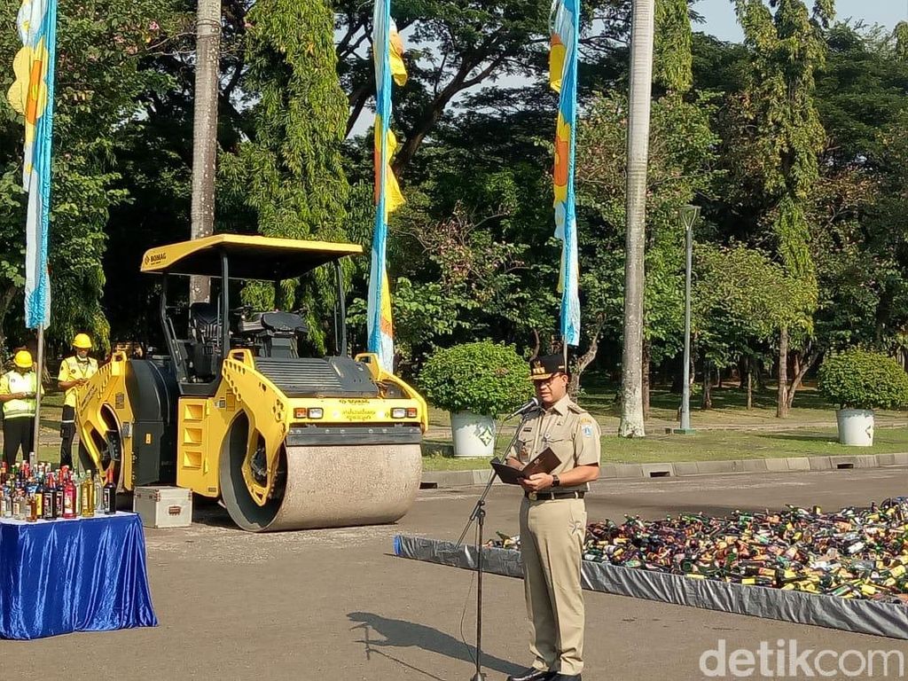 Dipimpin Anies, Pemprov DKI Musnahkan 18 Ribu Miras Ilegal Dipimpin Anies, Pemprov DKI Musnahkan 18 Ribu Miras Ilegal