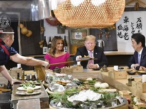 Berada di Jepang, Donald Trump Santap Burger dan Robatayaki di Roppongi