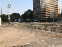 Jalan Thamrin Masih Ditutup, Sekitar Bawaslu Dipagari Kawat Berduri