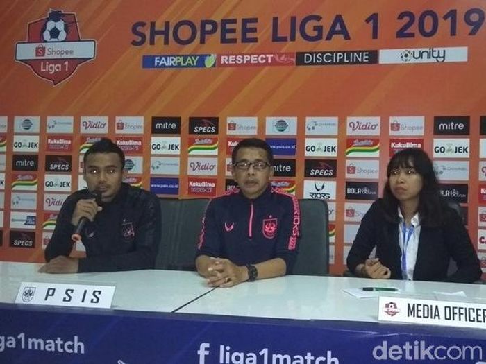 Pelatih PSIS Semarang Jafri Sastra dan pemain Mahesa Jenar Komarudin. (Foto: Eko Susanto/detikcom) Pelatih PSIS Semarang Jafri Sastra dan pemain Mahesa Jenar Komarudin. (Foto: Eko Susanto/detikcom)