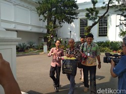 Bertemu Jokowi, Usma Pedagang Korban Rusuh 22 Mei Diberi Uang dan Baju