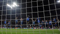 Ambisi Inter Milan untuk bisa lolos ke Liga Champions membuat serangan demi serangan terus diarahkan ke gawang Empoli. Radja Nainggolan jadi pemain yang membawa Inter memimpin 2-1 dari Empoli. Alberto Lingria/Reuters.