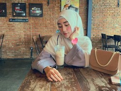 Momen Ngopi Menantu Ustaz Arifin Ilham hingga Sayuran Raksasa