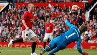 Paul Scholes mencetak gol, namun pada akhirnya dianulir karena offside. (Foto: Ed Sykes/Reuters)