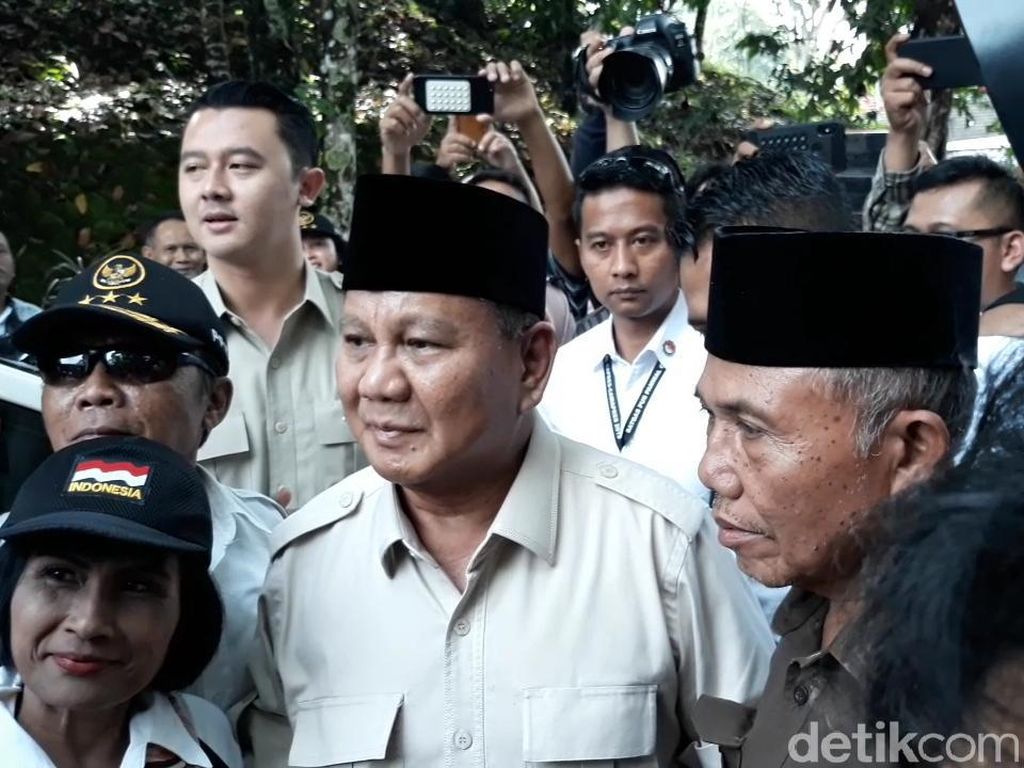 Reaksi Prabowo Diteriaki Presiden Saat Ziarah di Makam Pak Harto