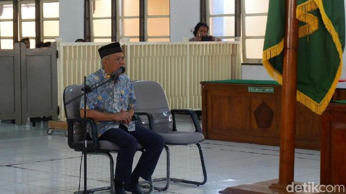 Dwi Irianto, anggota komisi wasit PSSI, menjalani sidang di PN Banjarnegara. (Uje Hartono/detikSport) Dwi Irianto, anggota komisi wasit PSSI, menjalani sidang di PN Banjarnegara. (Uje Hartono/detikSport)