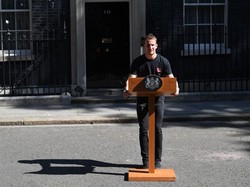 PM Inggris Theresa May Mundur, Teknisi Ganteng Mendadak Viral