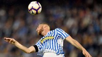 Francesco Vicari terkana pantulan bola. Tullio M. Puglia/Getty Images.