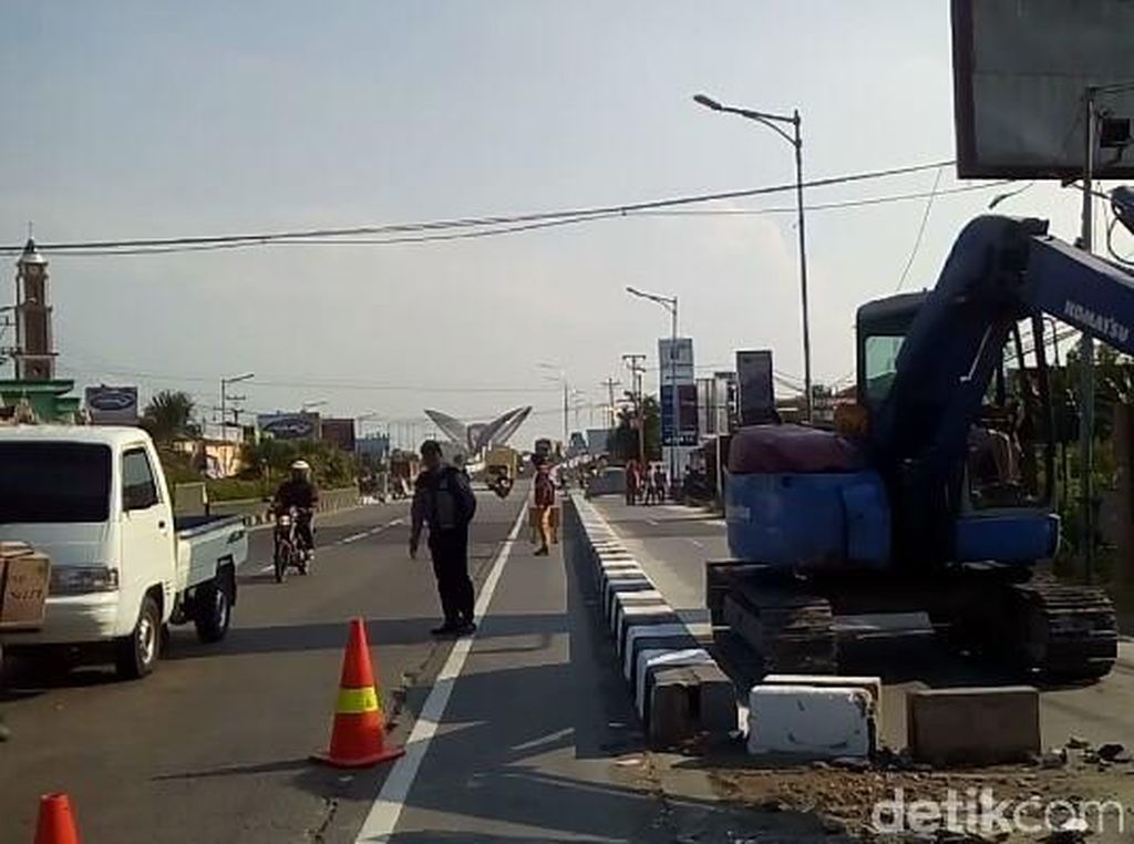 Pantura Kudus Ramai, Pembatas Lajur di depan SPBU Tanggulangin Dibongkar Pantura Kudus Ramai, Pembatas Lajur di depan SPBU Tanggulangin Dibongkar
