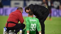 Gianluigi Donnarumma mendapat perawatan karena cedera. Tullio M. Puglia/Getty Images.