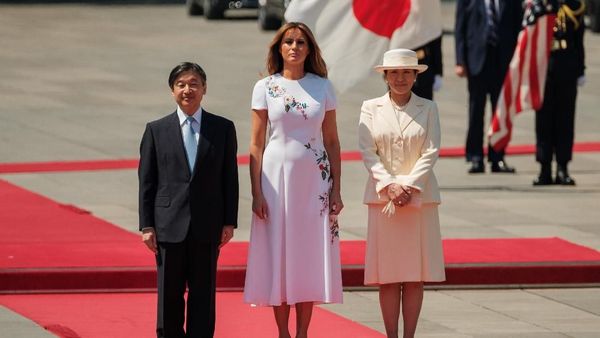 Foto: Adu Gaya Elegan Melania Trump dan Istri Kaisar Jepang yang Baru