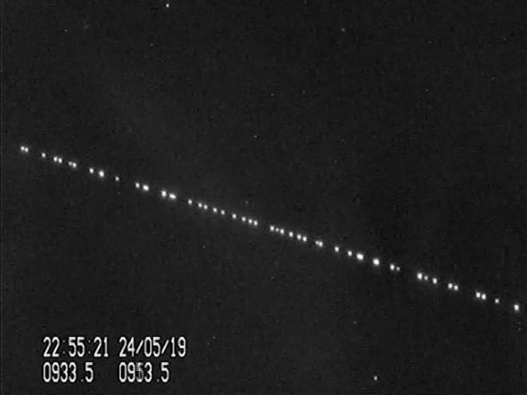 Elon Musk: Satelit Starlink Takkan Rusak Langit Malam Elon Musk: Satelit Starlink Takkan Rusak Langit Malam