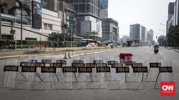 Tameng polisi dipasang untuk membatasi kendaraan yang meliintas di kawasan MH Thamrin, Jakarta, Senin, 27 Mei 2019. Kawasan MH Thamrin berangsur namun aparat keamanan siaga berjaga. CNNIndonesia/Safir Makki