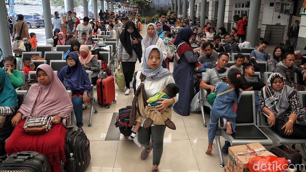 Mudik Lebih Awal di Stasiun Senen