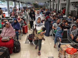 Mudik Lebih Awal di Stasiun Senen
