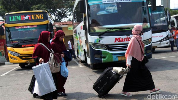 Pemudik Mulai Padati Terminal Kampung Rambutan