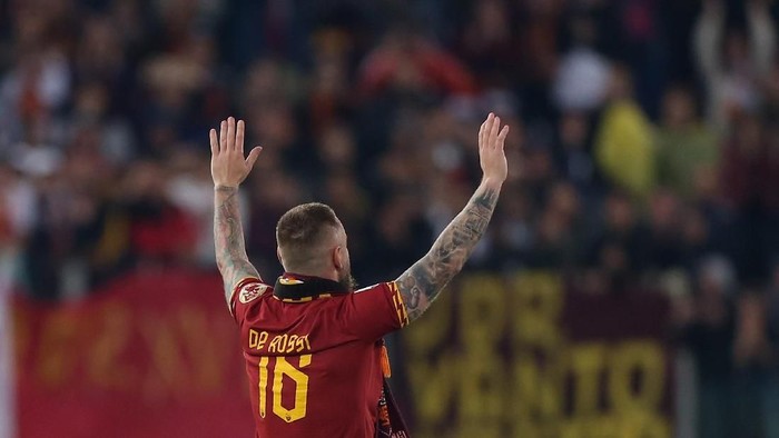 ROME, ITALY - MAY 26:  Daniele De Rossi of AS Roma greets the fans during his last match of the Serie A between AS Roma and Parma Calcio at Stadio Olimpico on May 26, 2019 in Rome, Italy.  (Photo by Paolo Bruno/Getty Images)