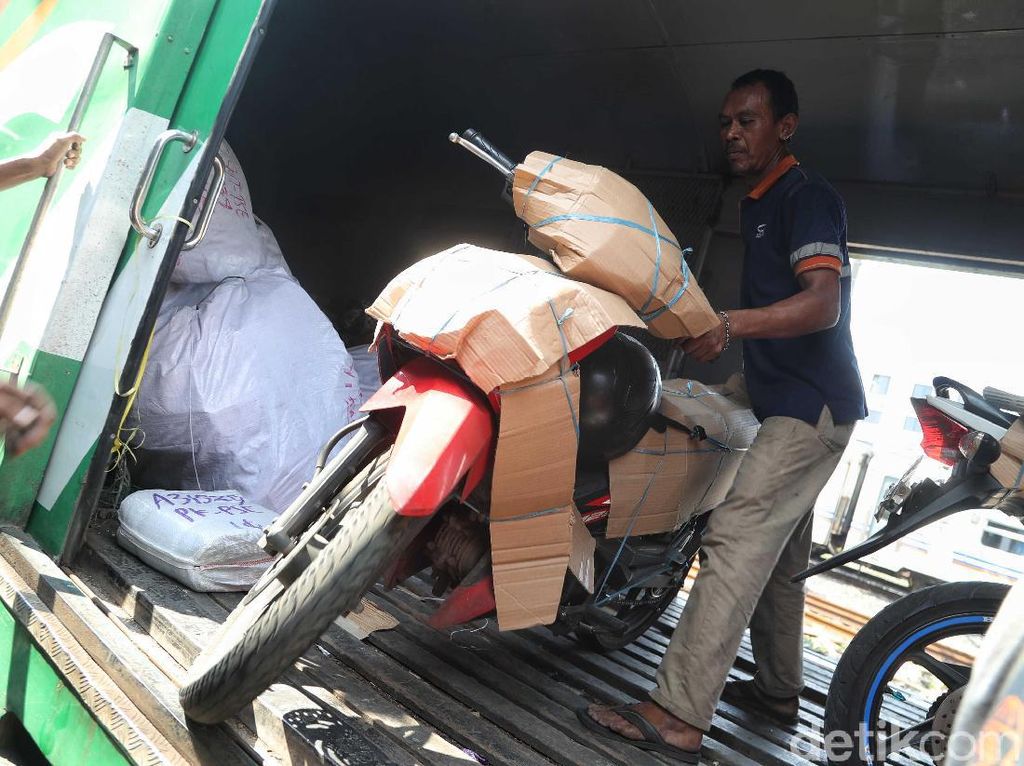 Mantap! Angkut Motor Lewat Kereta Pas Mudik Bisa Gratis Mantap! Angkut Motor Lewat Kereta Pas Mudik Bisa Gratis