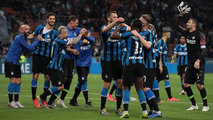 Pemain Inter Milan merayakan keberhasilan lolos ke Liga Champions musim depan (Emilio Andreoli/Getty Images)