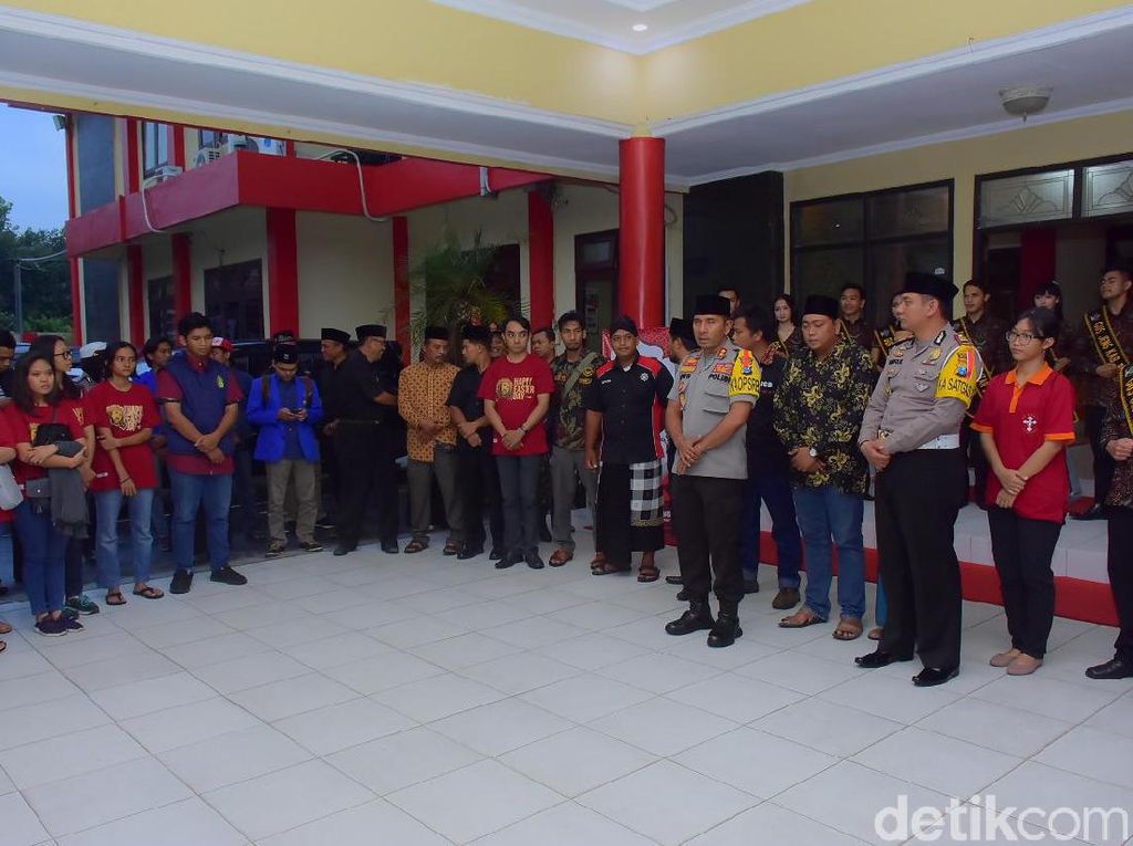 Polisi Blitar Rangkul Generasi Muda dengan Ngabuburit Bareng Polisi Blitar Rangkul Generasi Muda dengan Ngabuburit Bareng