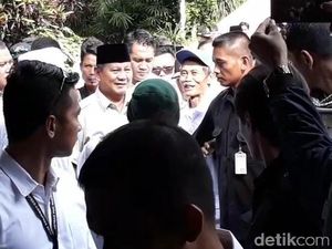 Prabowo Ziarah ke Makam Pak Harto Ditemani Anaknya
