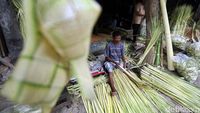 Geliat Pedagang Kulit Ketupat Jelang Lebaran