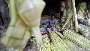 Geliat Pedagang Kulit Ketupat Jelang Lebaran