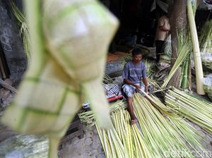 Geliat Pedagang Kulit Ketupat Jelang Lebaran