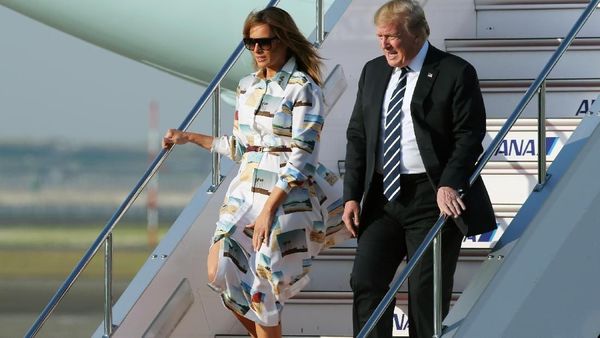 Jarang Terjadi, Melania Trump Pakai Baju Sama Setelah 16 Jam Terbang