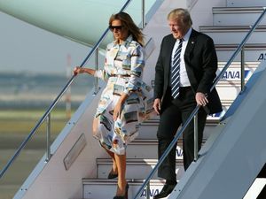 Jarang Terjadi, Melania Trump Pakai Baju Sama Setelah 16 Jam Terbang