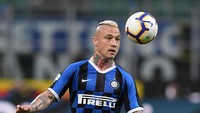 Ambisi Inter Milan untuk bisa lolos ke Liga Champions membuat serangan demi serangan terus diarahkan ke gawang Empoli. Radja Nainggolan jadi pemain yang membawa Inter memimpin 2-1 dari Empoli. Alberto Lingria/Reuters.