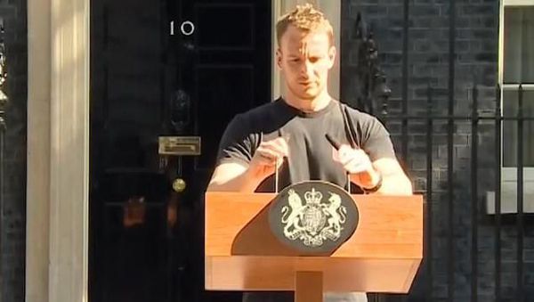 Potret Teknisi Tampan Podium PM Inggris yang Bikin Netizen Gagal Fokus