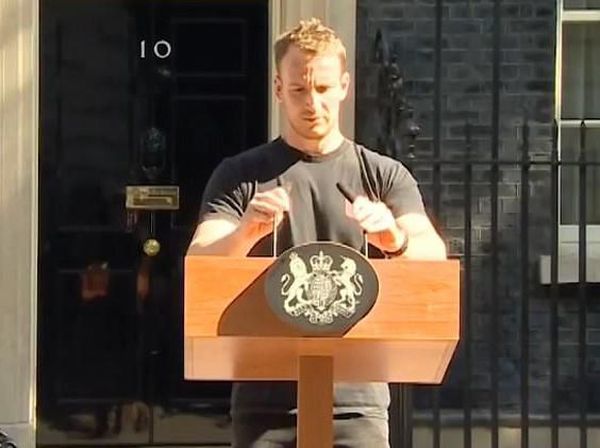 Potret Teknisi Tampan Podium PM Inggris yang Bikin Netizen Gagal Fokus