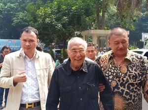 Kembali Diperiksa, Permadi: Kebijakan Bung Karno Revolusi Belum Usai Kembali Diperiksa, Permadi: Kebijakan Bung Karno Revolusi Belum Usai