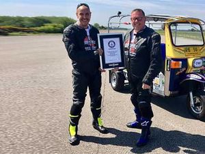 Gunakan Bajaj, Pria Ini Cetak Gelar Tercepat Sejagat