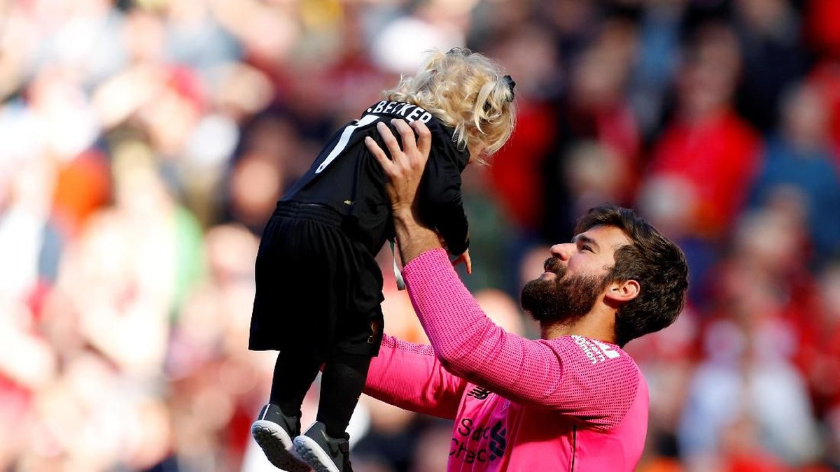 Alisson Becker diyakini bisa tampil lebih oke lagi musim depan (Phil Noble/Reuters)