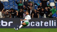 Cukup aktif melakukan serangan, Atalanta malah kebobolan di menit ke-19. Domenico Berardi mampu mencetak gol lewat sepakan keras ke sisi kiri gawang Atalanta memanfaatkan assist Alfred Duncan. Tim tamu unggul 1-0.